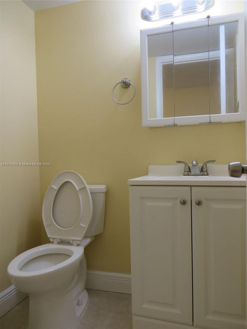 220 SW 9th Ave, Unit 105, Hallandale Beach, FL 33009 Photo