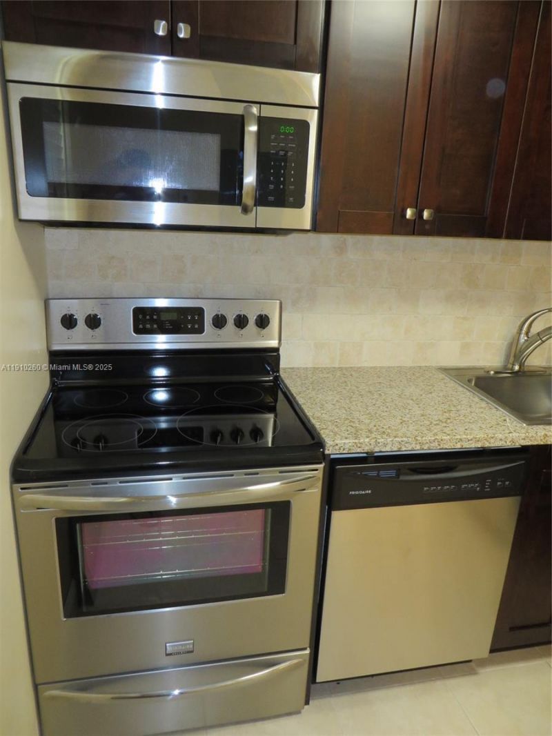 220 SW 9th Ave, Unit 105, Hallandale Beach, FL 33009 Photo