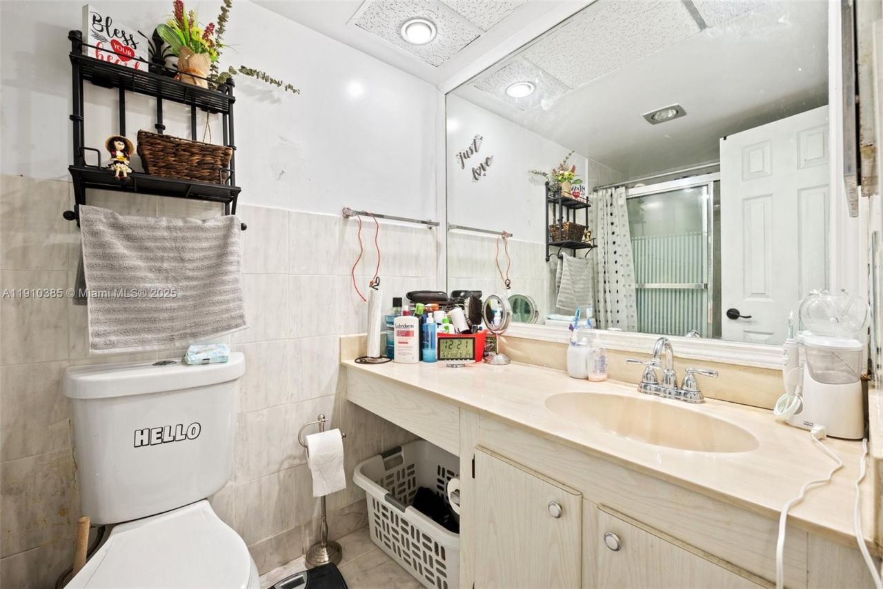 231 174th St, Unit 320, Sunny Isles Beach, FL 33160 Photo