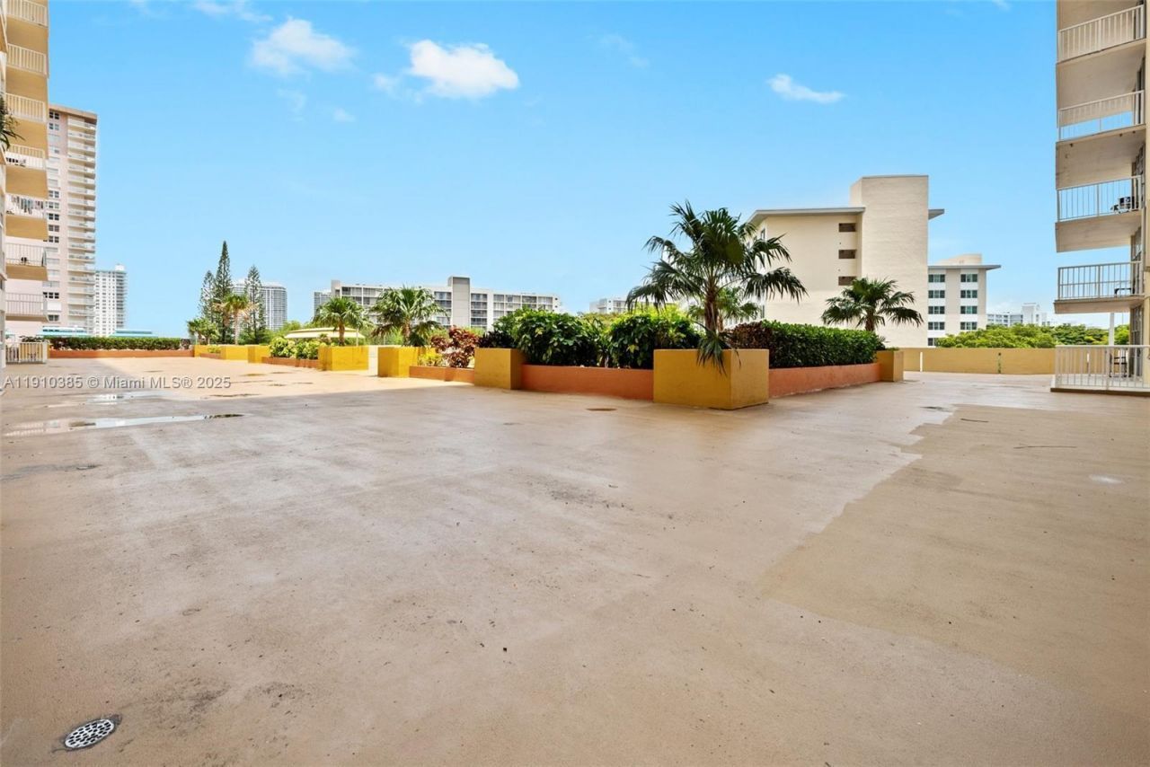 231 174th St, Unit 320, Sunny Isles Beach, FL 33160 Photo