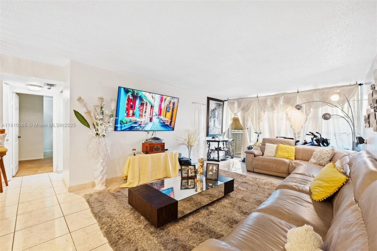 231 174th St, Unit 320, Sunny Isles Beach, FL 33160 Photo