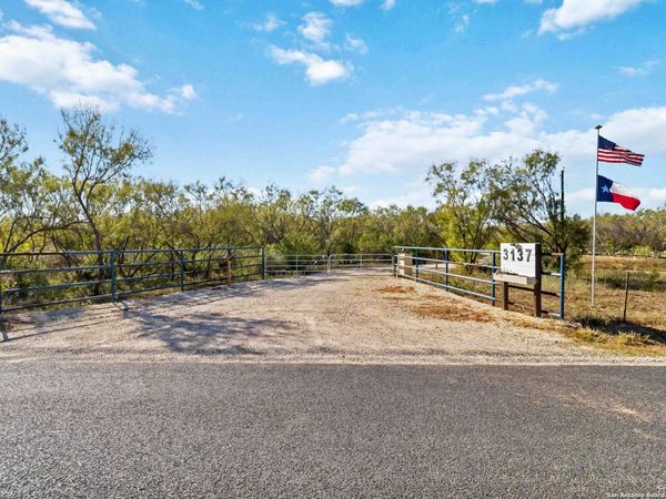 3137 County Road 5710, Devine, TX 78016