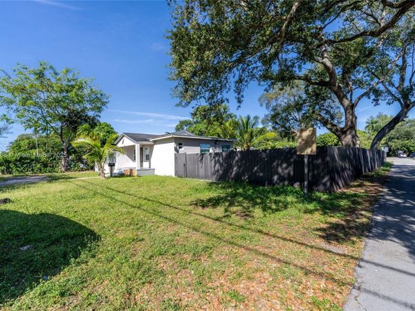 947 NE 149th St, Miami, FL 33161