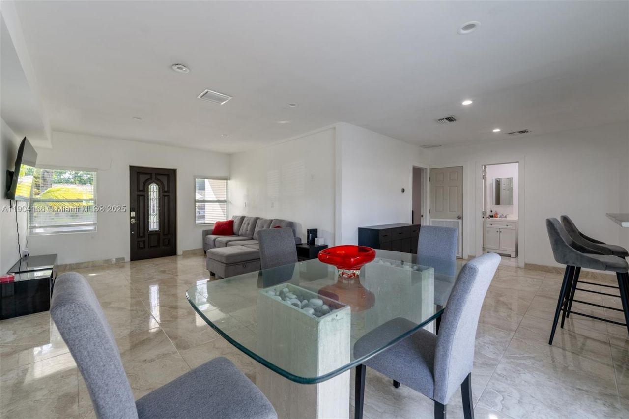 947 NE 149th St, Miami, FL 33161 Photo