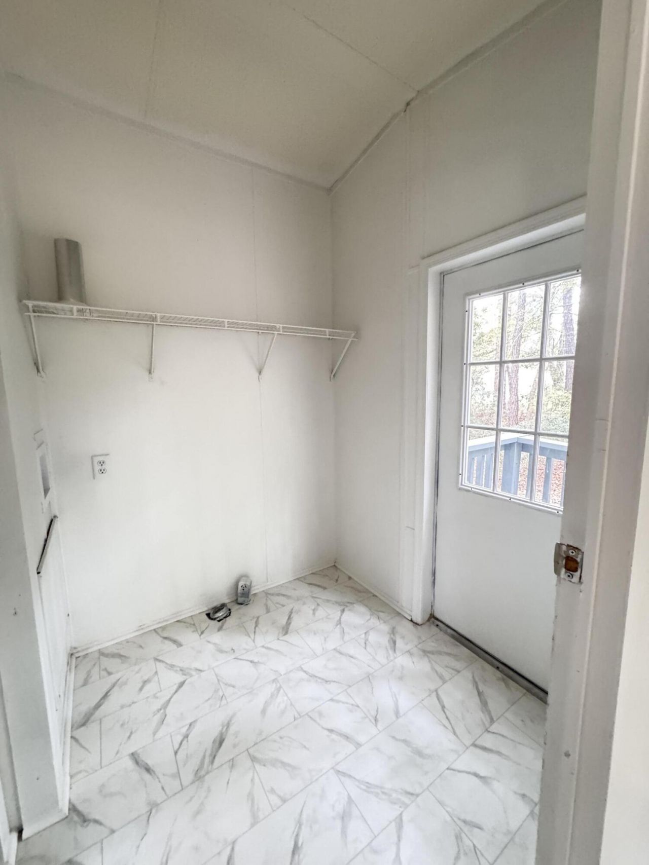 165 Camelot Place Photo 14