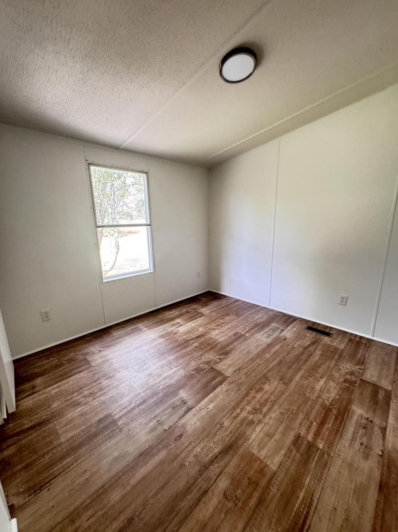 165 Camelot Place Photo 32