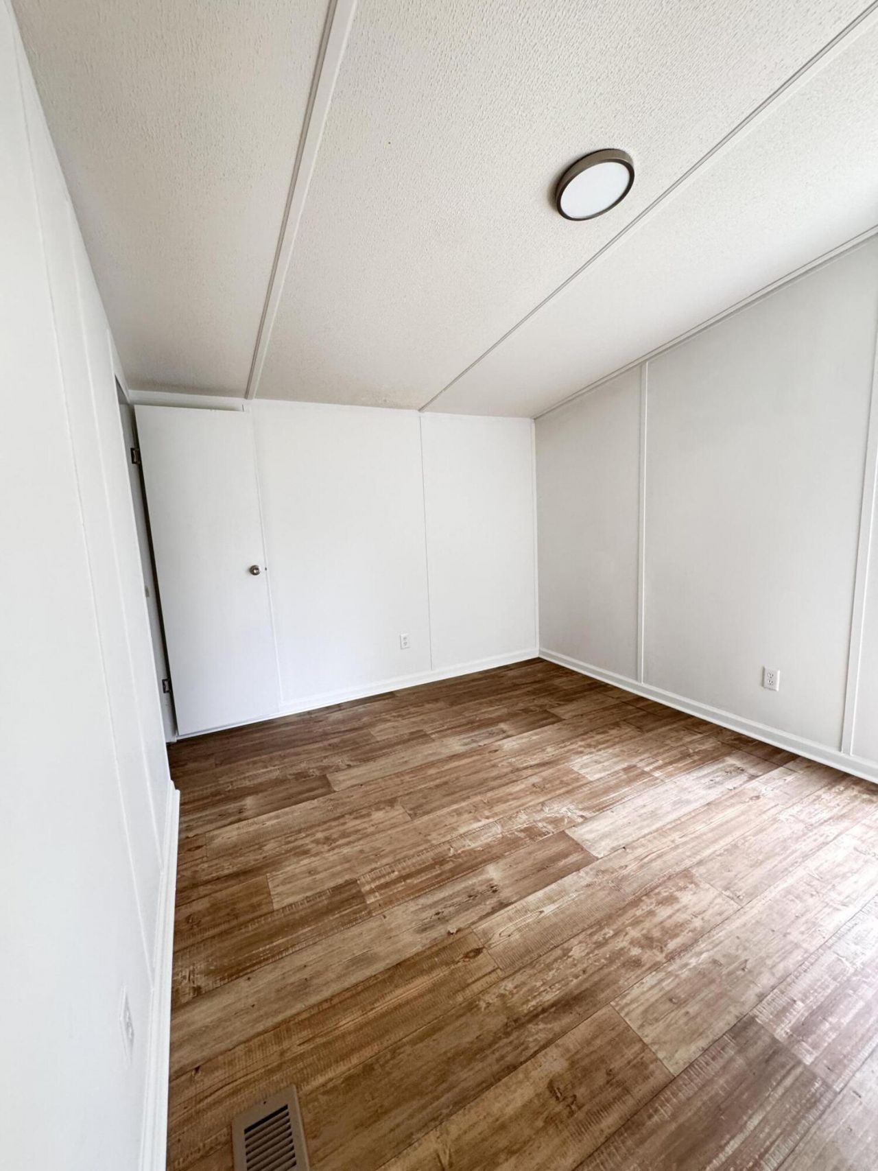 165 Camelot Place Photo 42