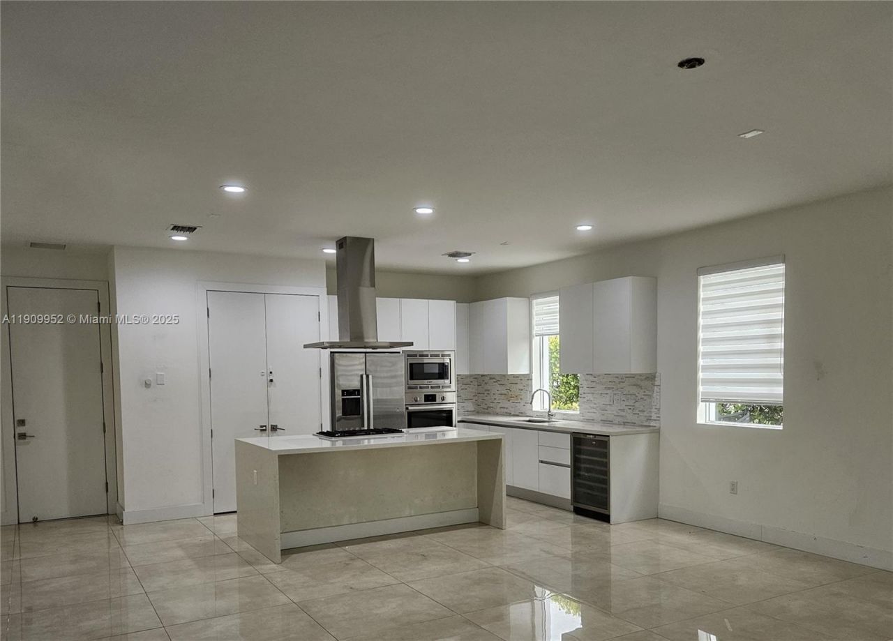 9870 NW 75th Ter, Doral, FL 33178 Photo