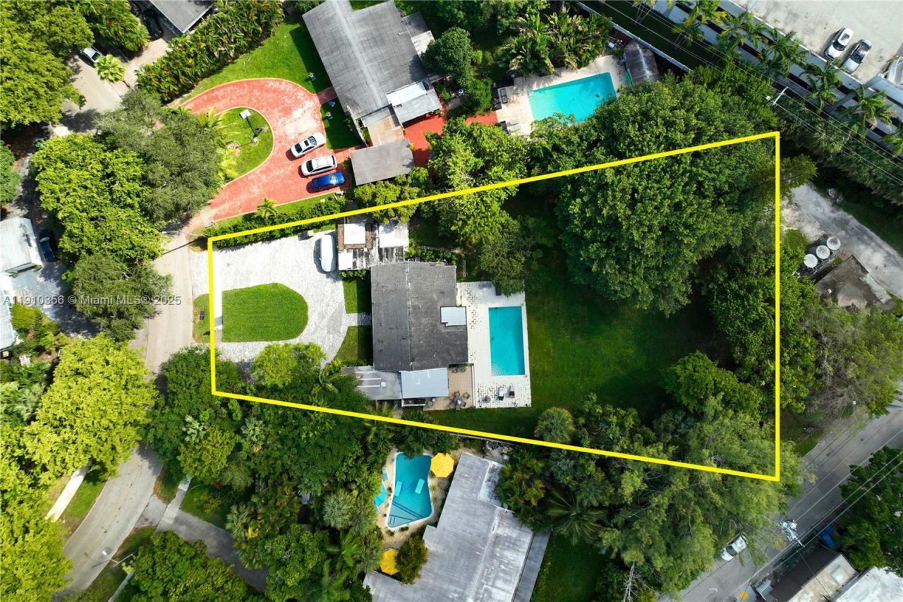 12500 Alamanda Dr, North Miami, FL 33181 Photo