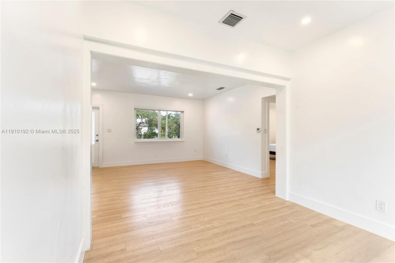 810 NW 7th St, Miami, FL 33136 Photo