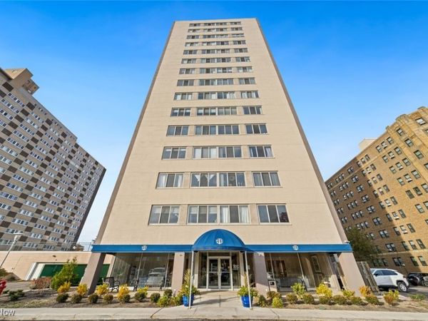 12520 Edgewater Drive, Unit 608, Lakewood, OH 44107