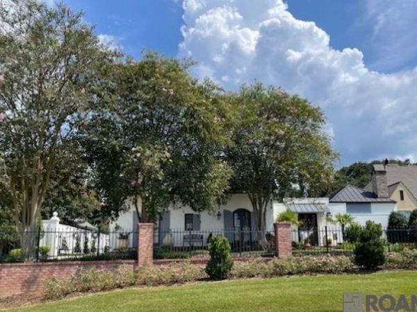 18467 E Village Way Dr, Baton Rouge, LA 70810