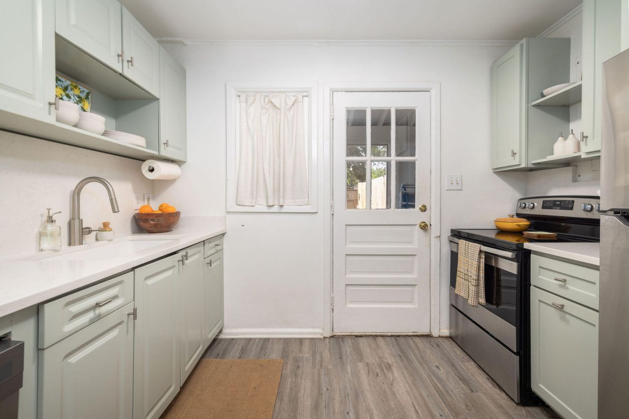 2 Ellen Avenue Photo 7