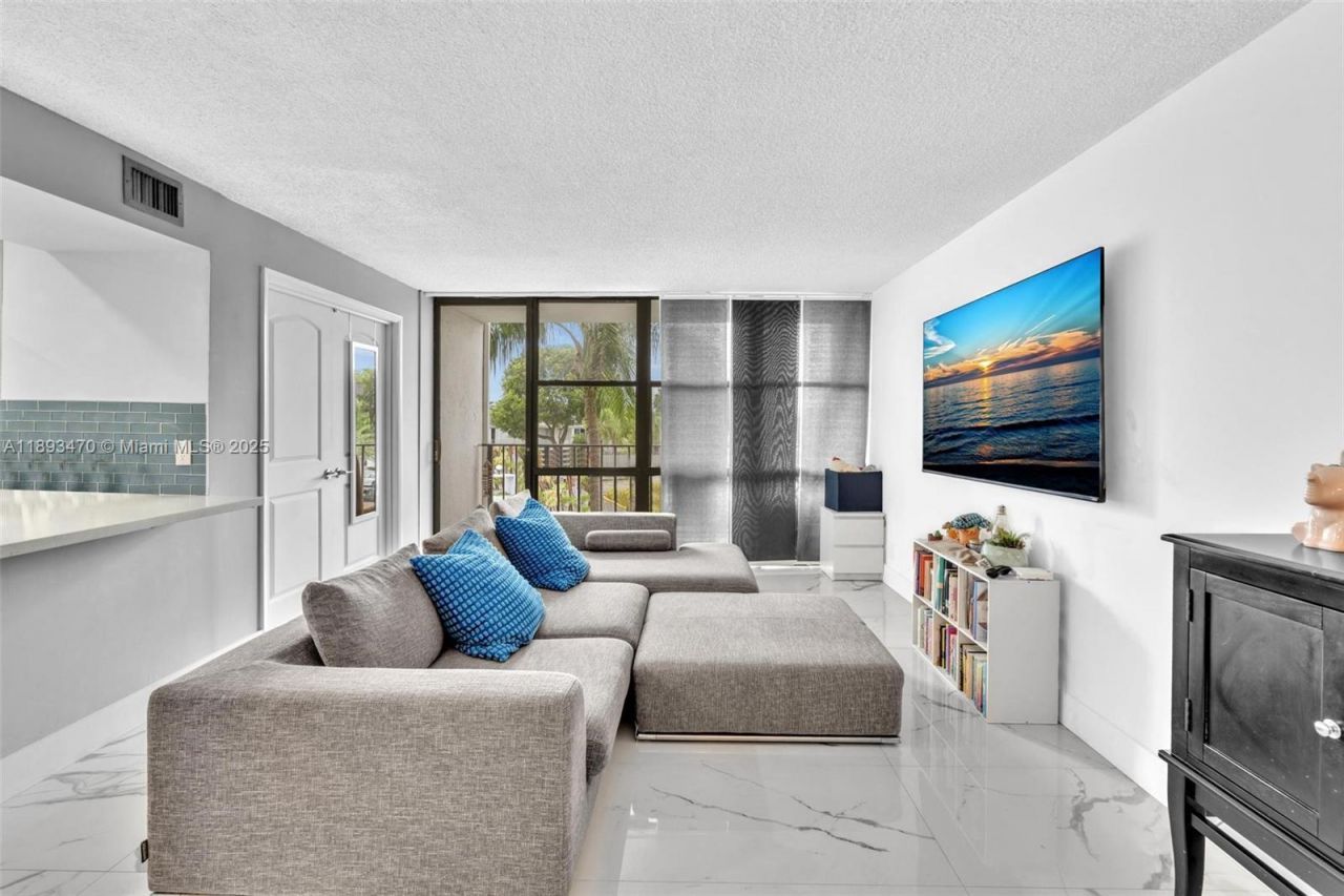 1000 Parkview Dr, Unit 329, Hallandale Beach, FL 33009 Photo