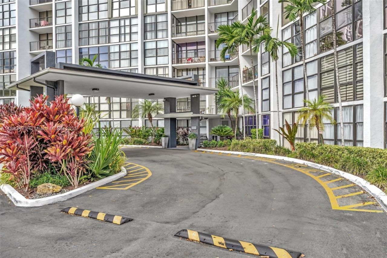 1000 Parkview Dr, Unit 329, Hallandale Beach, FL 33009 Photo