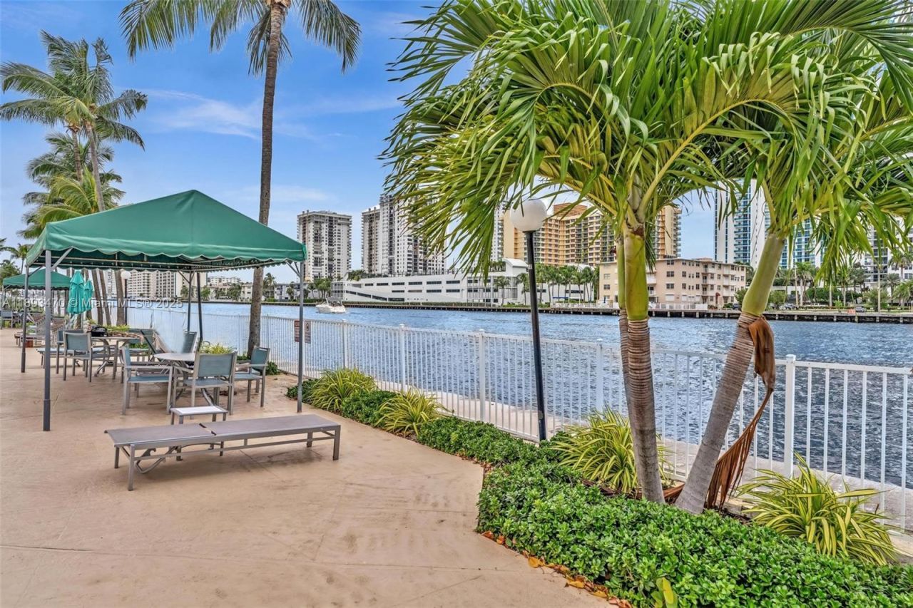 1000 Parkview Dr, Unit 329, Hallandale Beach, FL 33009 Photo