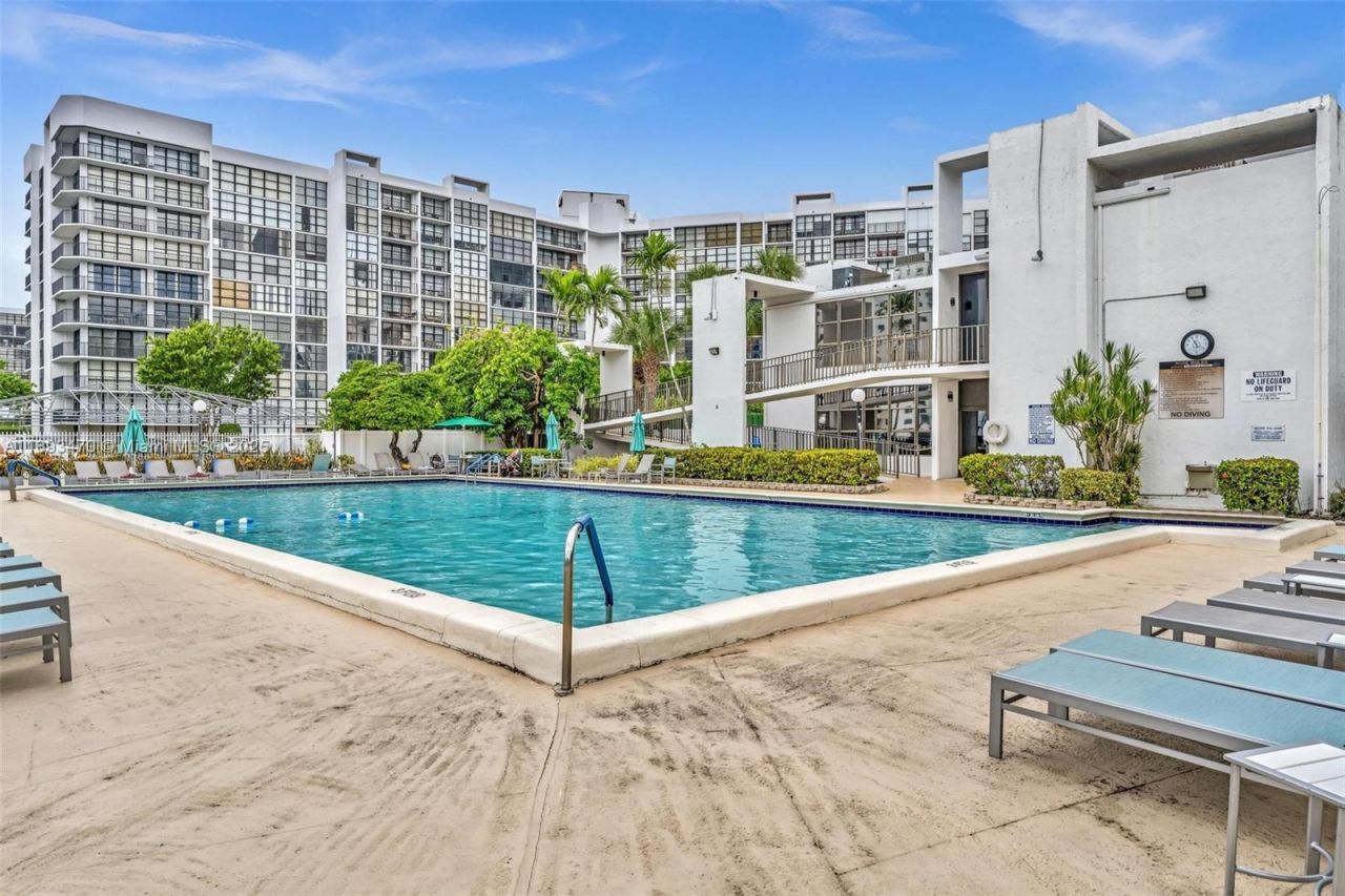 1000 Parkview Dr, Unit 329, Hallandale Beach, FL 33009 Photo