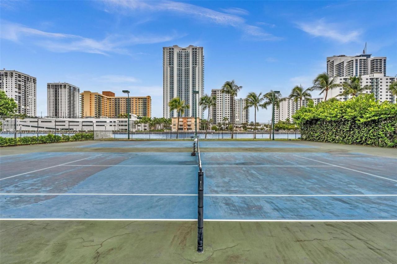 1000 Parkview Dr, Unit 329, Hallandale Beach, FL 33009 Photo