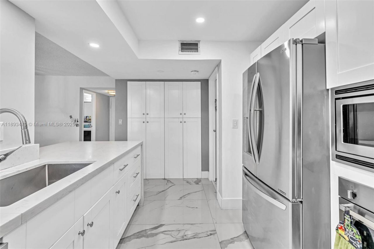 1000 Parkview Dr, Unit 329, Hallandale Beach, FL 33009 Photo