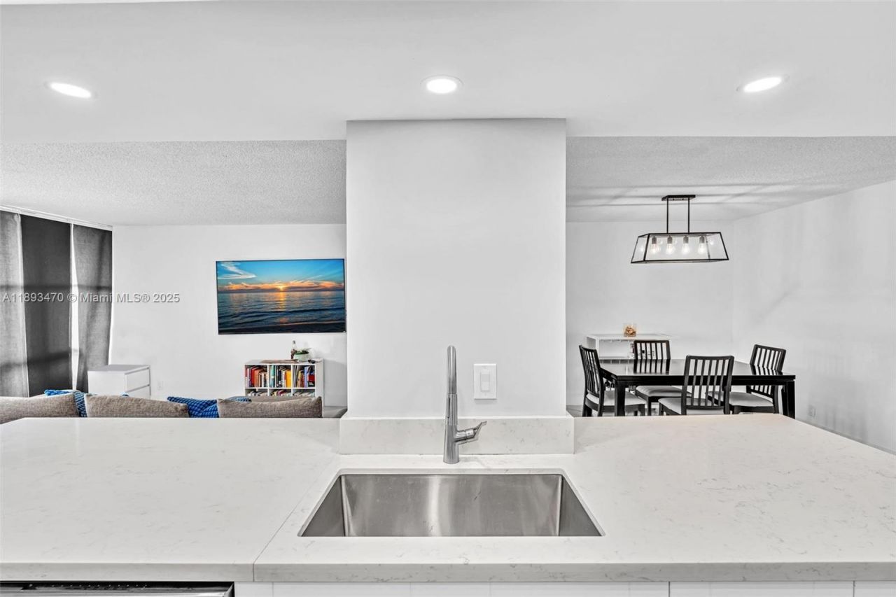 1000 Parkview Dr, Unit 329, Hallandale Beach, FL 33009 Photo