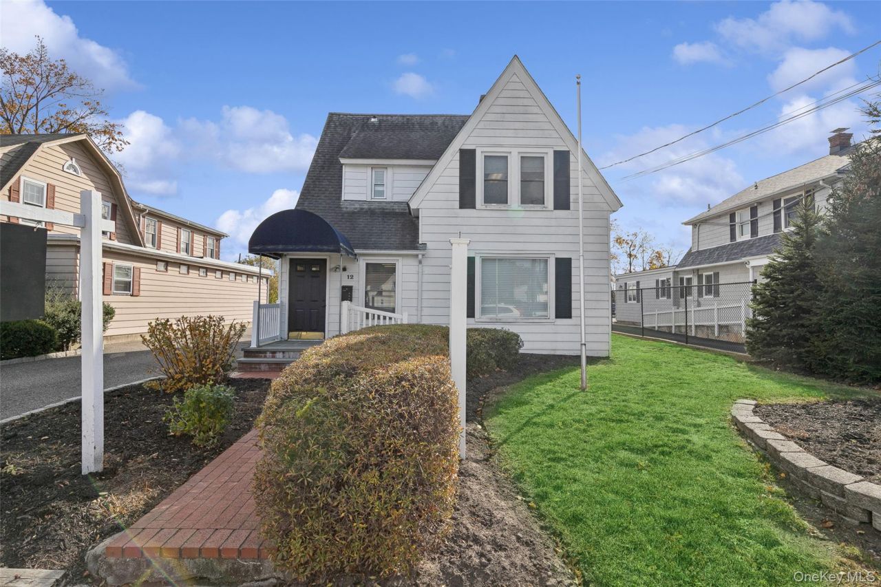 12 Manor Road, Smithtown, NY 11787 Main Photo