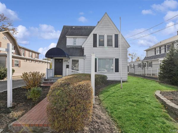 12 Manor Road, Smithtown, NY 11787