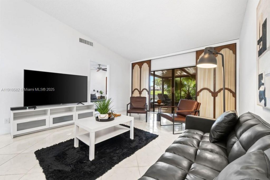 6417 W Pinehurst Cir W, Unit E23, Tamarac, FL 33321 Photo