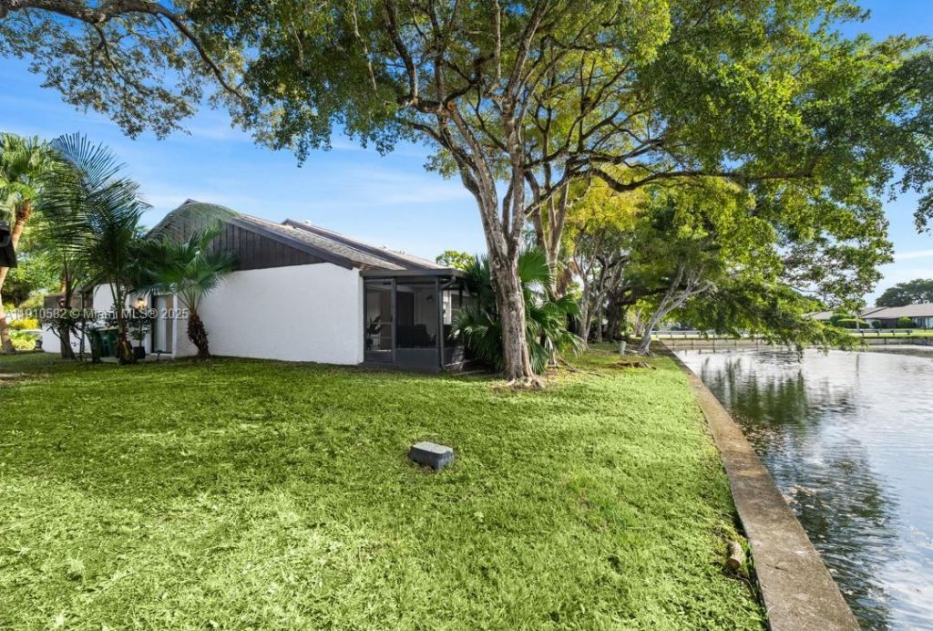 6417 W Pinehurst Cir W, Unit E23, Tamarac, FL 33321 Photo