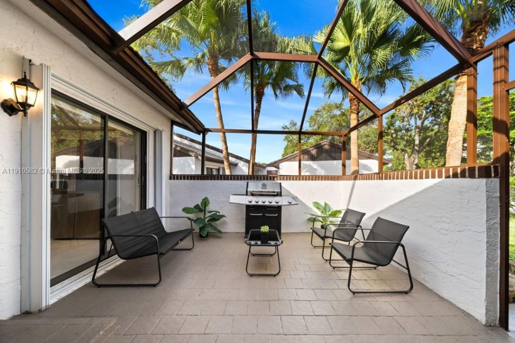 6417 W Pinehurst Cir W, Unit E23, Tamarac, FL 33321 Photo