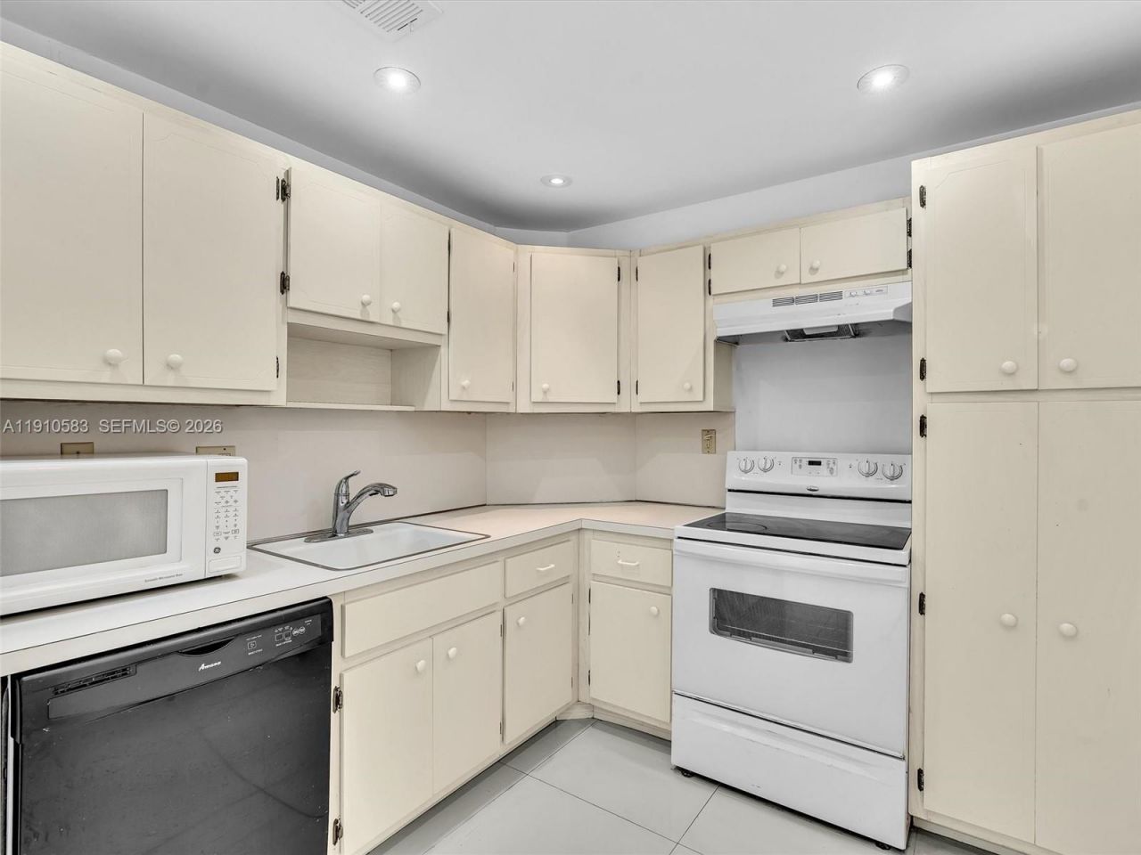 300 Bayview Dr, Unit 902, Sunny Isles Beach, FL 33160 Photo