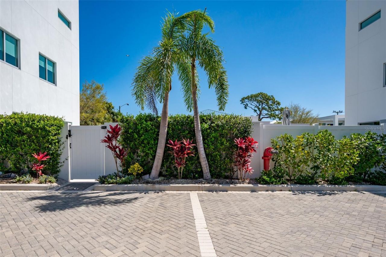 635 S Orange Avenue, Unit 404, Sarasota, FL 34236 Photo