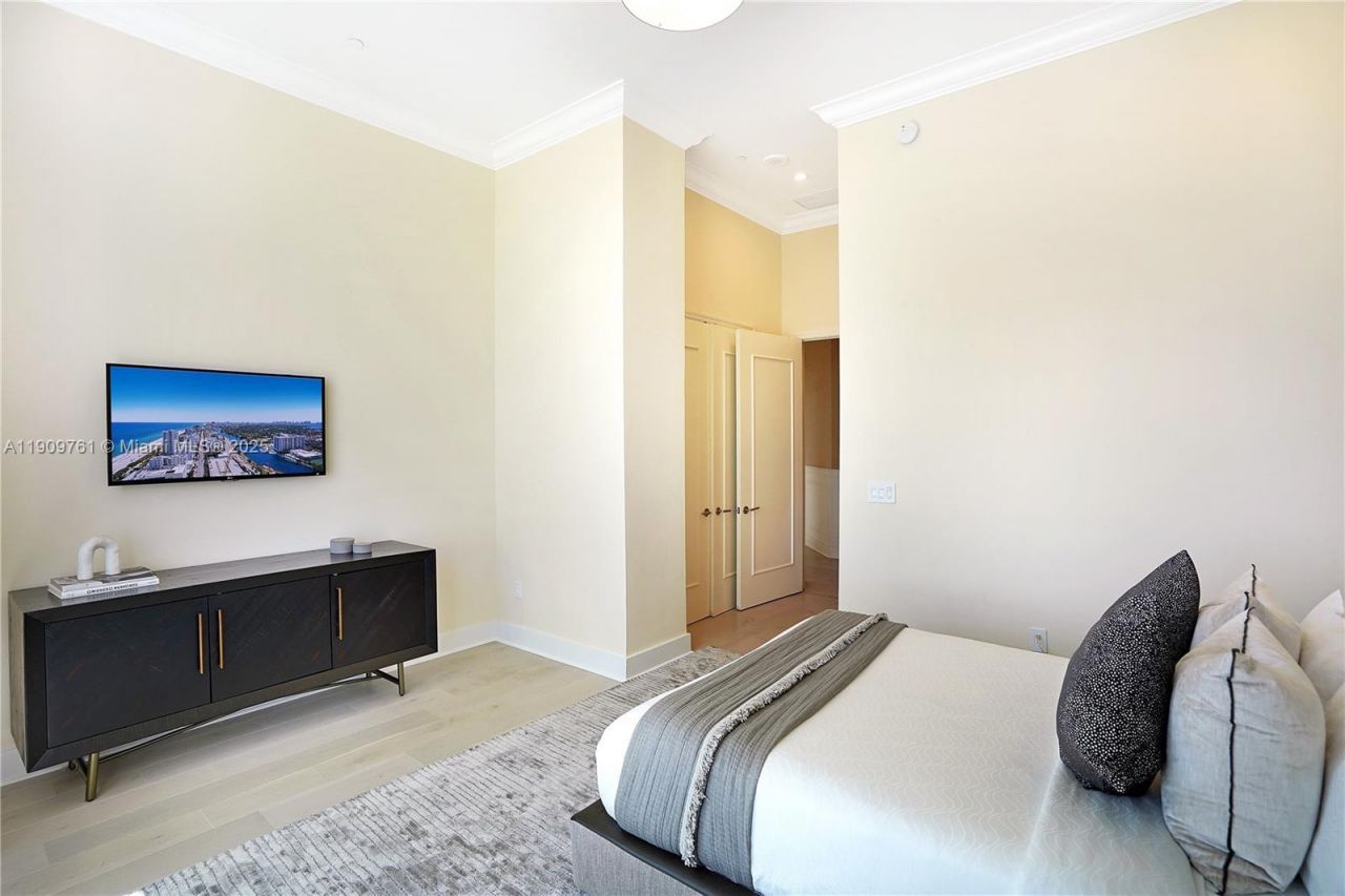 4401 Collins Ave, Unit PH South, Miami Beach, FL 33140 Photo