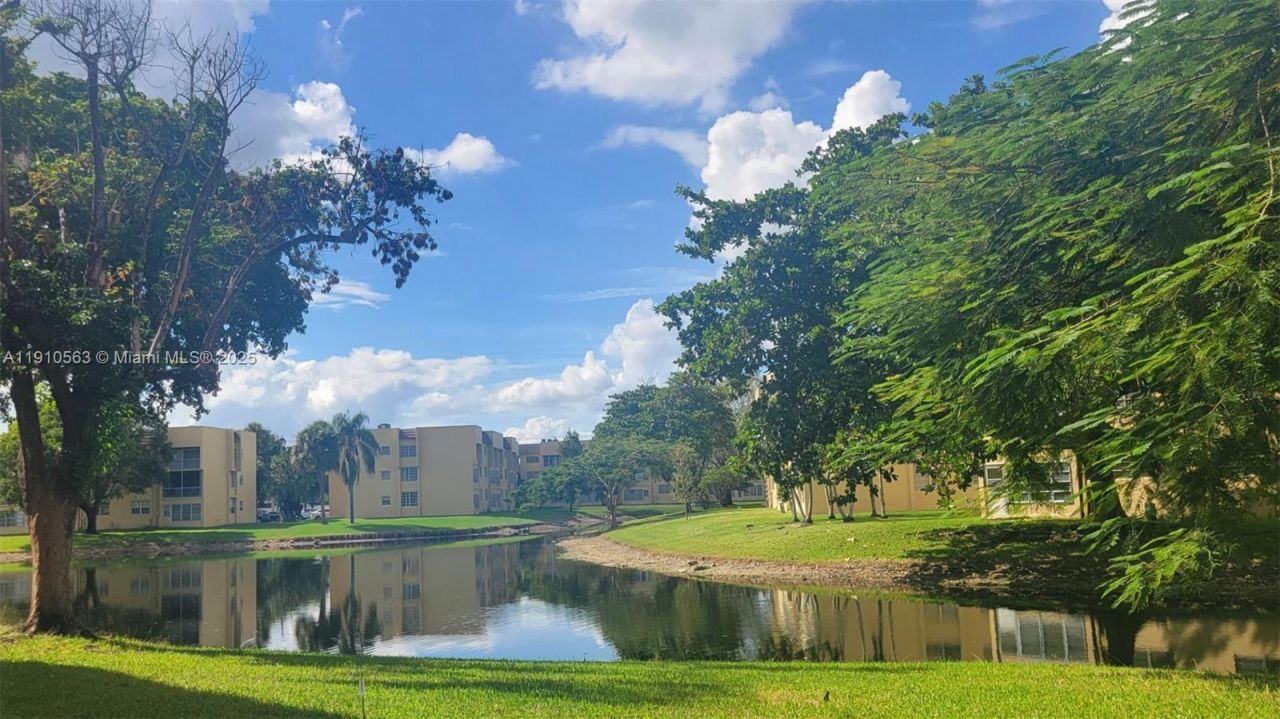 5851 NW 62nd Ave, Unit 202, Tamarac, FL 33319 Photo