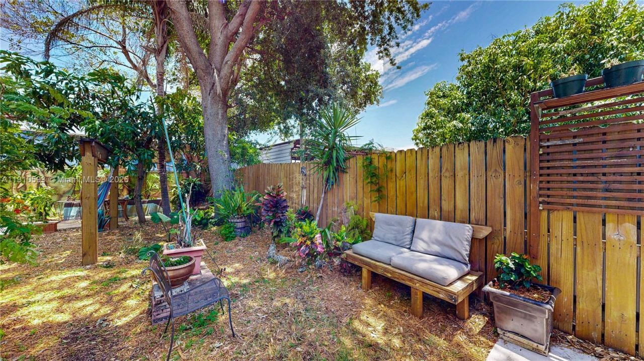 561 NW 53rd St, Miami, FL 33127 Photo