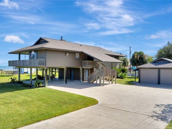 106 E Adams Avenue , Port O'Connor, TX 77982