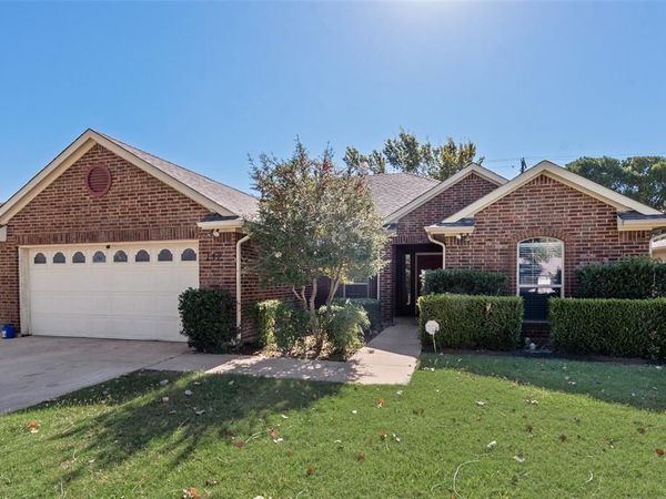 132 Hedgerow Lane, Lewisville, TX 75057