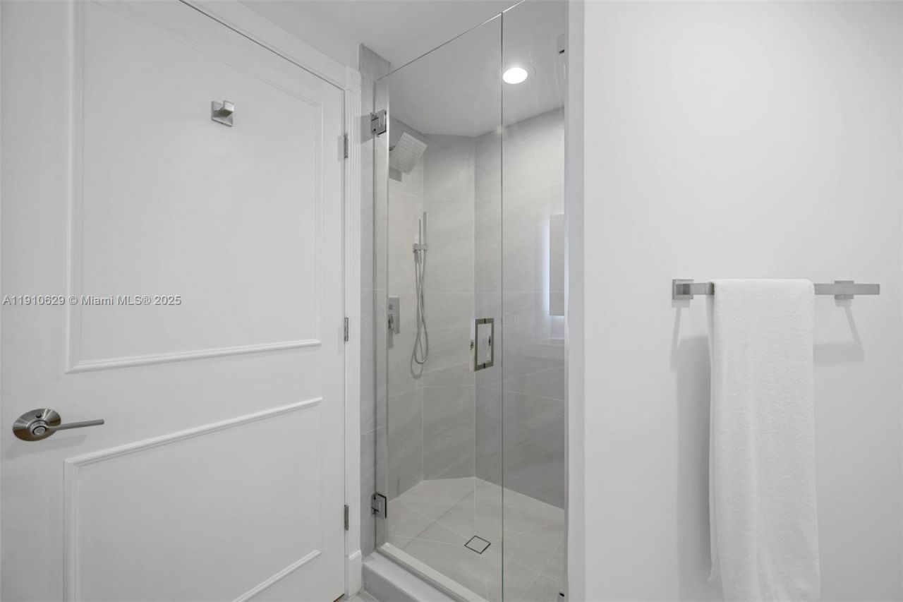 4779 Collins Ave, Unit 3206, Miami Beach, FL 33140 Photo
