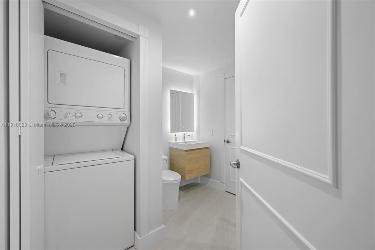 4779 Collins Ave, Unit 3206, Miami Beach, FL 33140 Photo