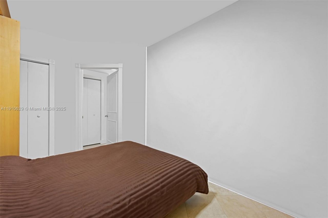 4779 Collins Ave, Unit 3206, Miami Beach, FL 33140 Photo