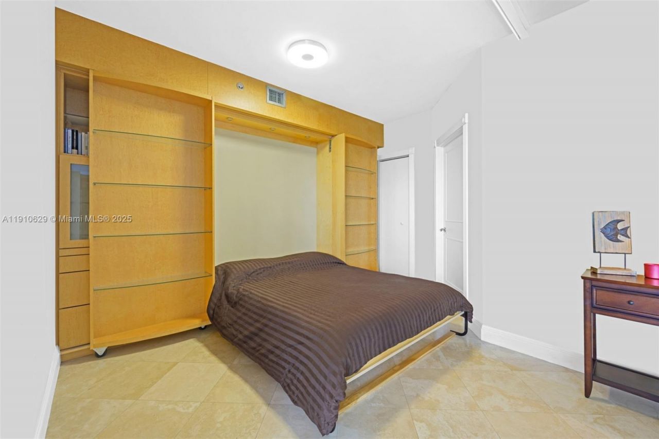 4779 Collins Ave, Unit 3206, Miami Beach, FL 33140 Photo