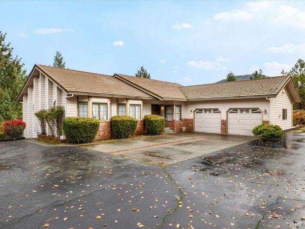 495 Harper Loop, Grants Pass, OR 97527