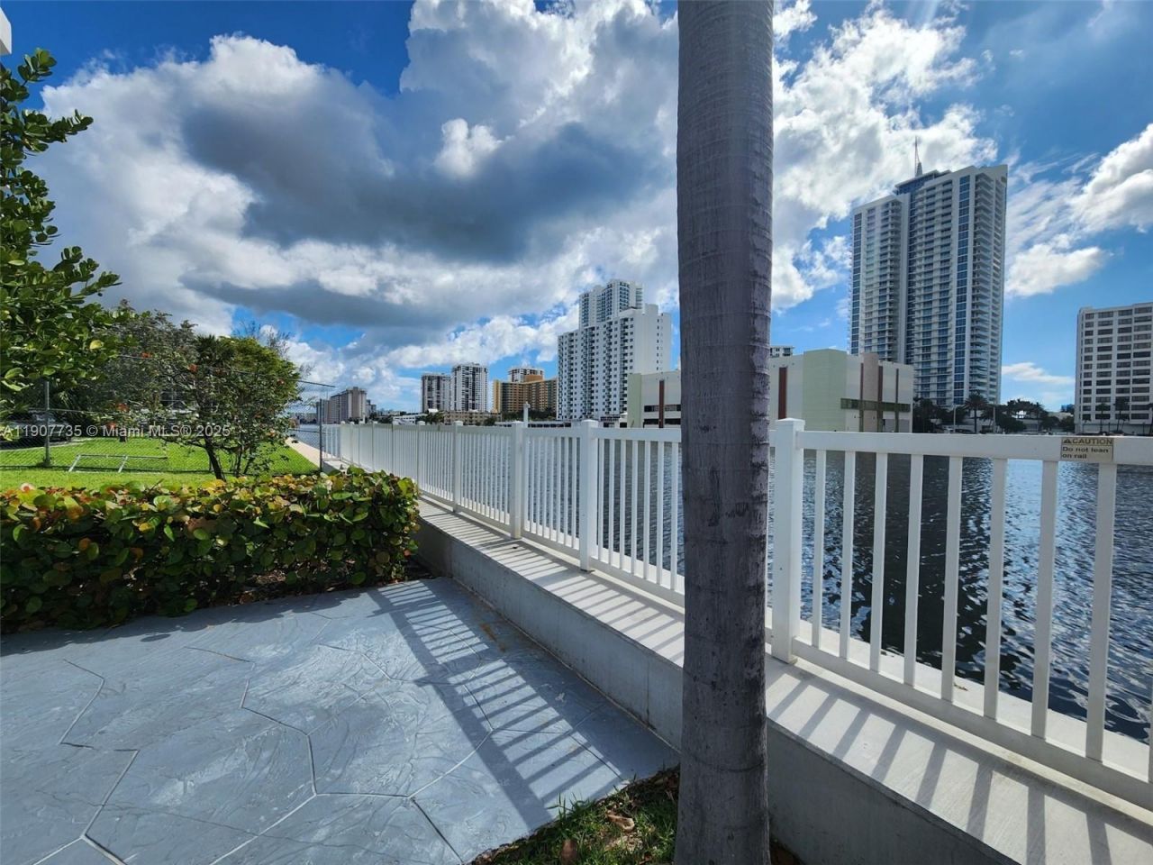 600 Parkview Dr, Unit 911, Hallandale Beach, FL 33009 Photo