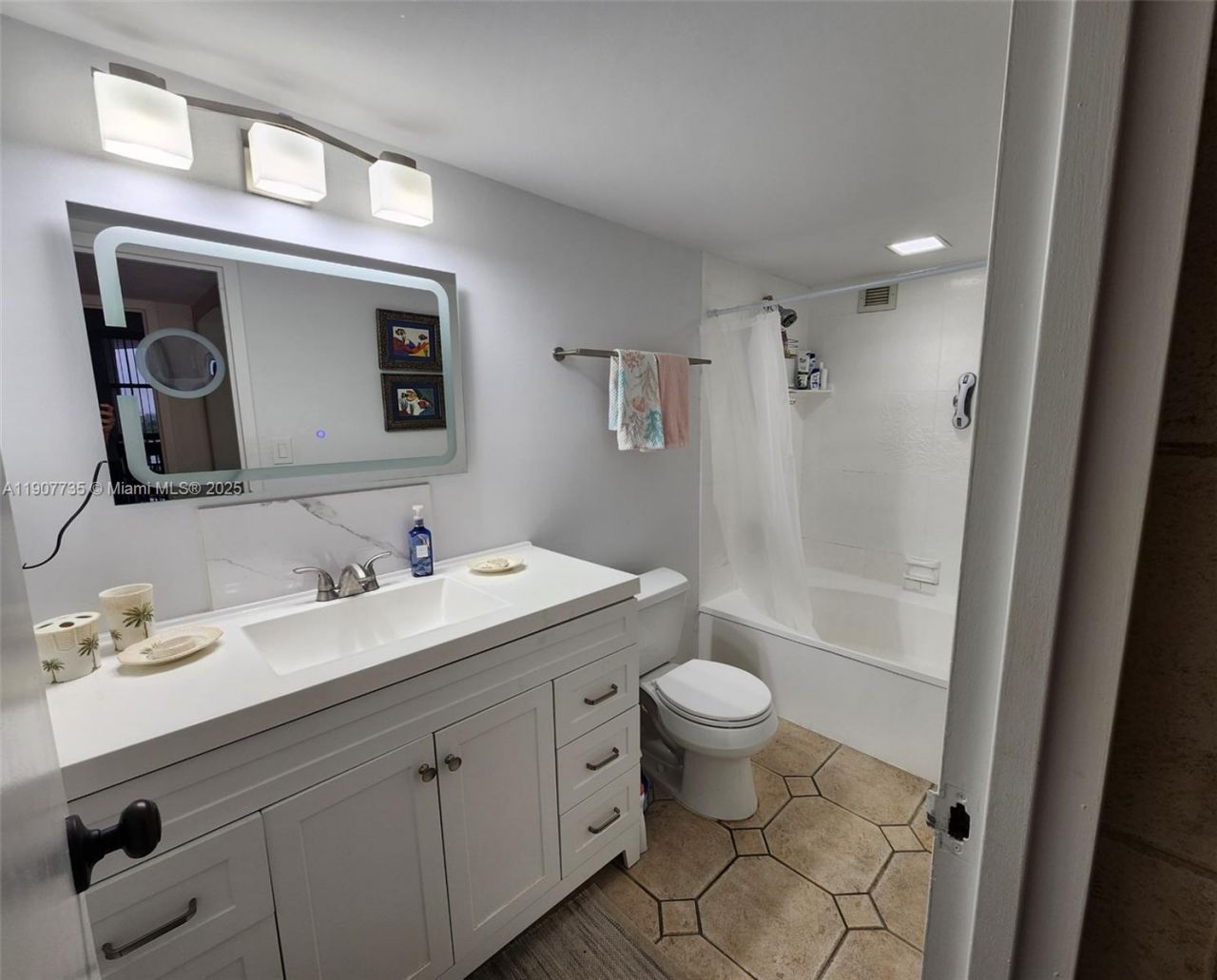 600 Parkview Dr, Unit 911, Hallandale Beach, FL 33009 Photo