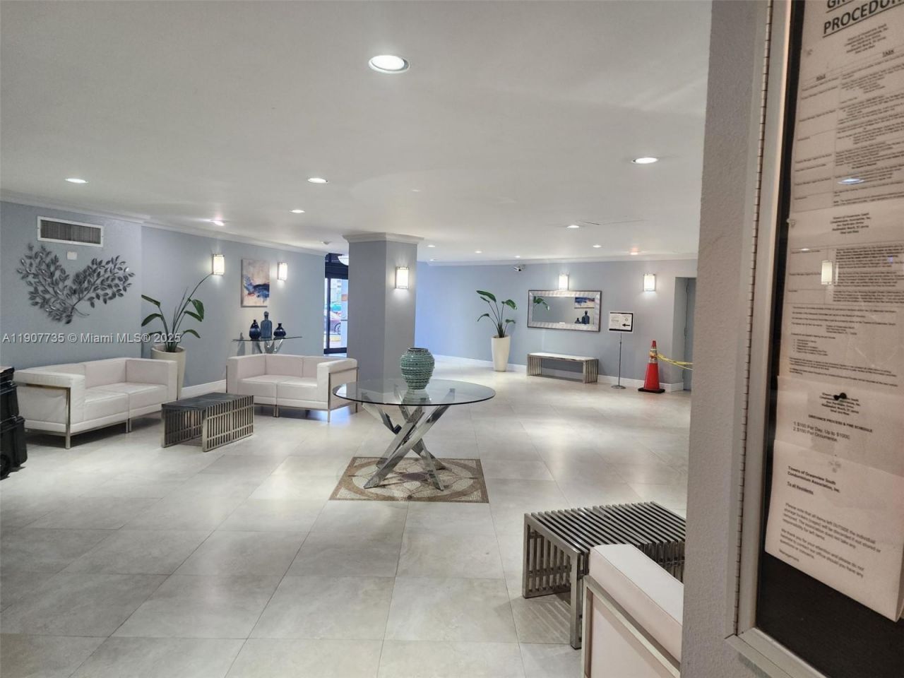 600 Parkview Dr, Unit 911, Hallandale Beach, FL 33009 Photo