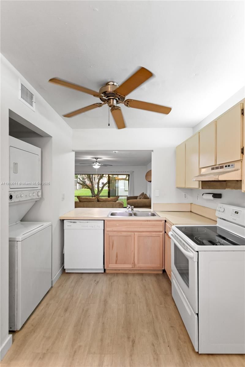 212 W Laurel Dr, Unit 1303, Margate, FL 33063 Photo