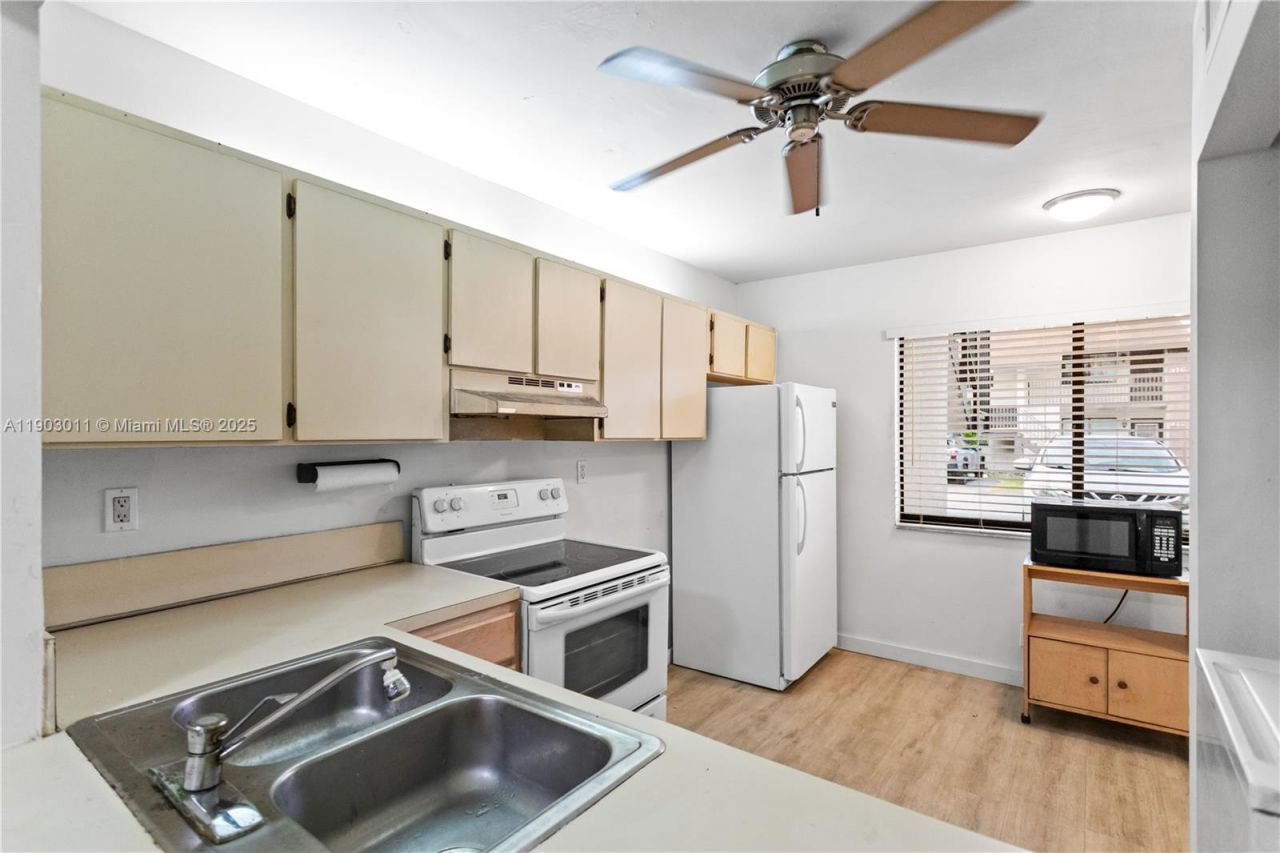 212 W Laurel Dr, Unit 1303, Margate, FL 33063 Photo