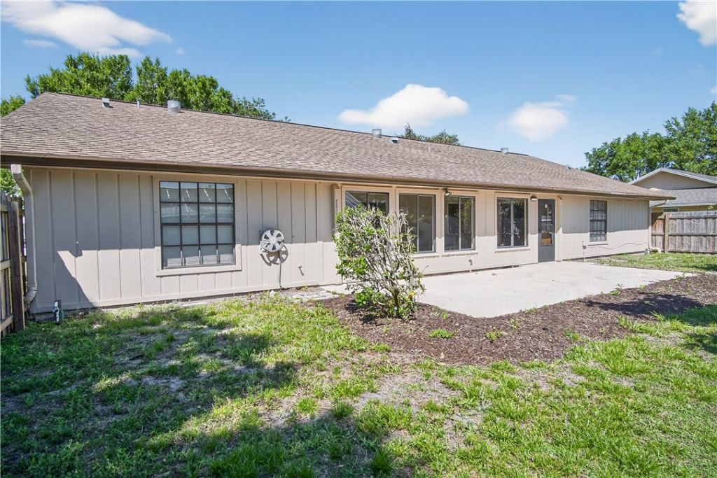 560 W Forest Trail, Vero Beach, FL 32962 Photo