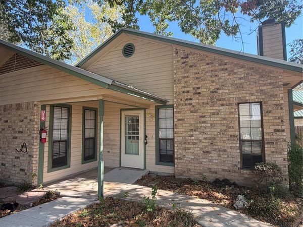 728 W San Antonio ST, Unit 728 B, Lockhart, TX 78644