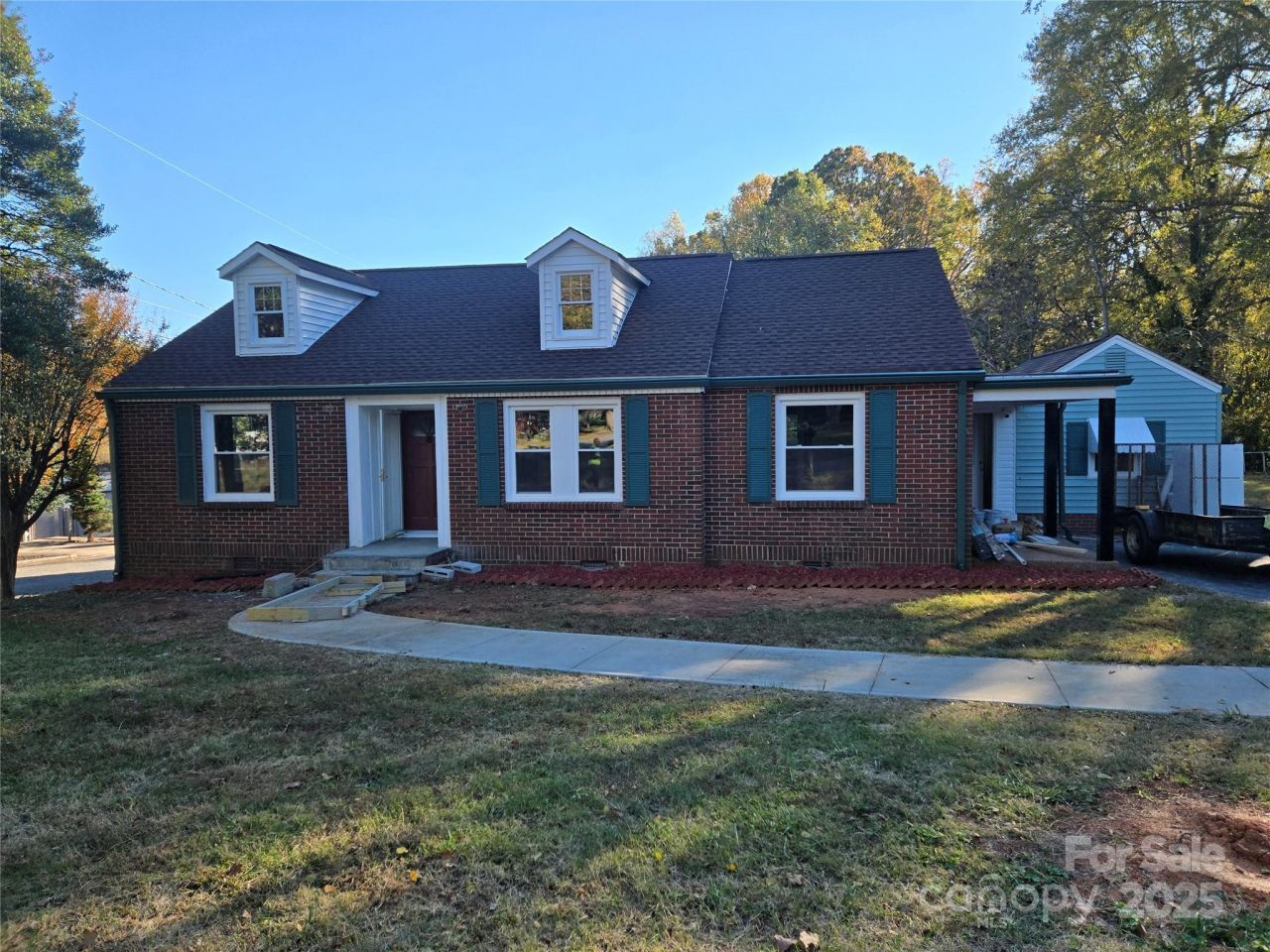 221 E Herman Street, Newton, NC 28658 Main Photo