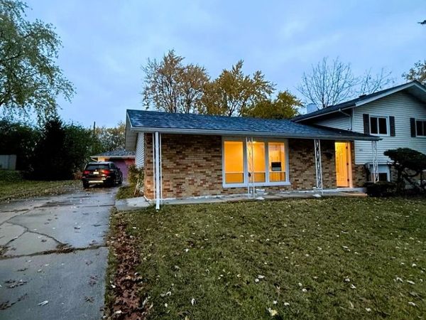 1440 Gentry Road, Hoffman Estates, IL 60169